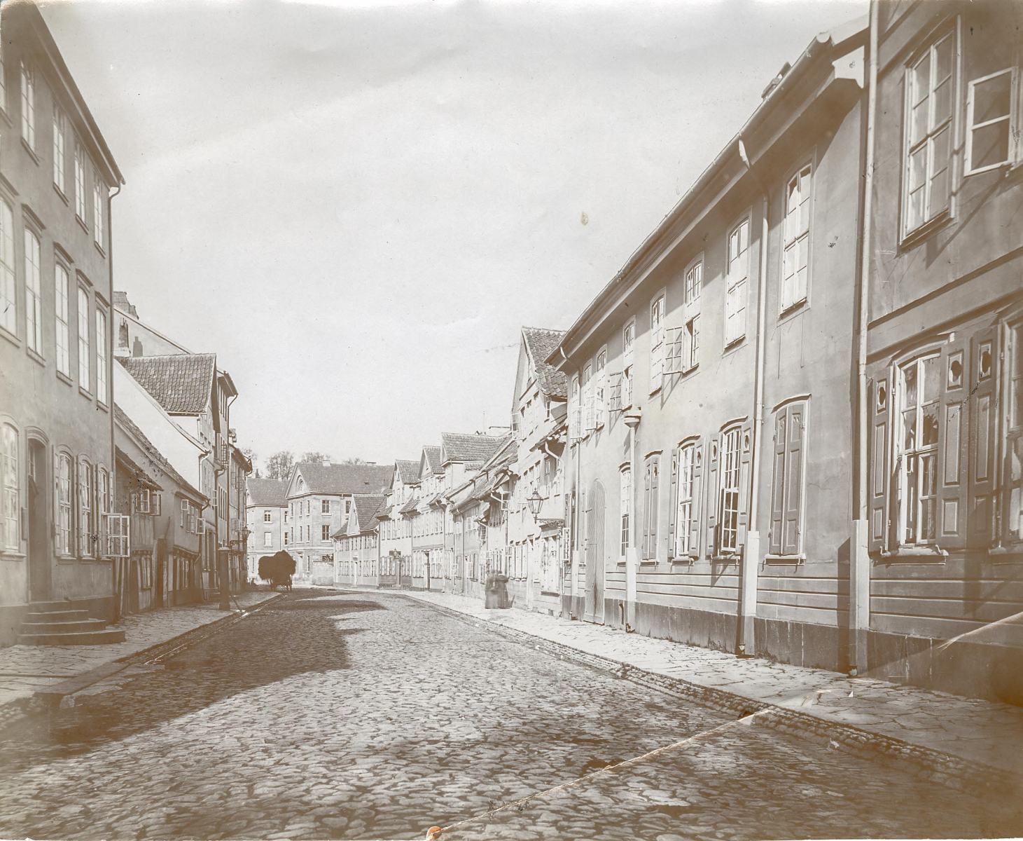 Obere-Maschstraße-Gesamtansicht-004-Ostseite-von-der-Allee-aus-gesehen-Agust-1924_edited-1
